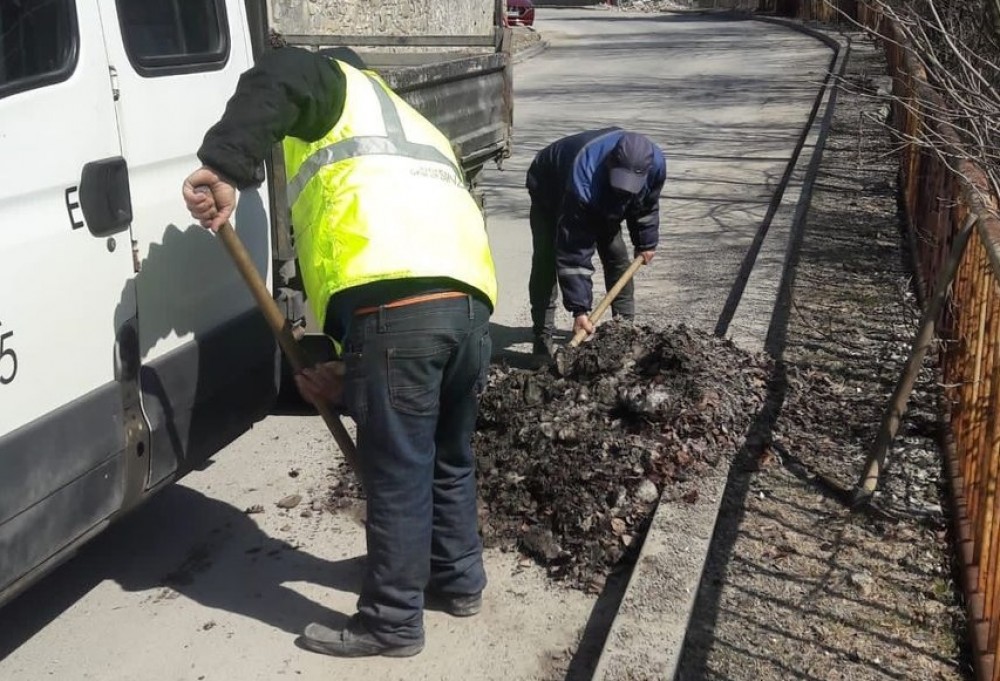 Exemplul demn de urmat și de Chișinău: O primărie din România reciclează antiderapantul împrăștiat iarna pe străzi